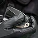 Le couteau du MUT peut s'ouvrir facilement d'une seule main, même avec des gants