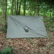 Comme la plupart des ponchos militaires, celui-ci peut servir de tarp pour faire un abri