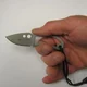 Le RSK Ritter Mk5 est minuscule (ici en main, version en gris)