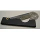 Taille comparée du Derma-Safe Razor knife avec une pièce de monnaie (USA)