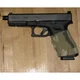 Camo Form multicam disposé sur la poignée d'un Glock 19