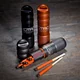 Disponible en plusieurs coloris (gunmetal, blaze orange et noir)