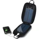 Avec son port USB, le Solarmonkey Adventurer peut charger un iPhone ou n'importe quel smartphone