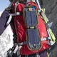 Le Solarmonkey peut s'attacher à un sac à dos pour charger au soleil (ici avec housse kaki)