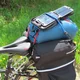 Le Solarmonkey Adventurer de PowerTraveller ici fixé sur un vélo