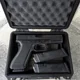 Cette valise peut servir pour ranger une arme de poing (ici un Glock 17)