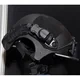 La lampe se fixe sur le rail des casque de type ACH (ou autres)