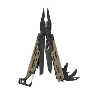 Multitool Leatherman Signal Coyote Tan ouvert : pinces, lame, scie et outils du manche déployés