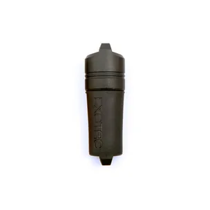 fireSLEEVE noir, capuchon en place, avec le logo Exotac moulé dans le corps