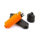 Étui orange avec un briquet BIC (non fourni), capuchon détaché, second étui noir au fond