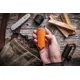 Étui orange tenu en main avec un briquet BIC inséré, capuchon retiré, pour l'échelle