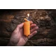 Briquet allumé, flamme maintenue grâce à la sangle de blocage du bouton de gaz