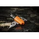 Étui orange et capuchon noir mouillés, posés sur une roche au bord de l'eau