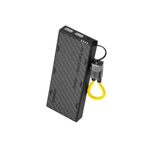 Batterie externe Nitecore NB10000 Gen4 vue de trois quarts avec son cordon USB-C jaune