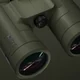 Gros plan sur un objectif et la charnière de jumelles de la série R de Bushnell (visuel de présentation de la gamme)