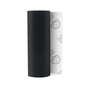 Bande noire Tenacious Tape enroulée, papier de protection quadrillé en partie décollé
