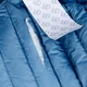 Déchirure d'une doudoune laissant échapper le duvet, papier de protection du ruban au-dessus
